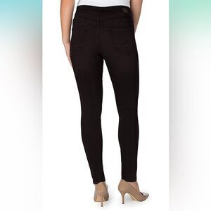 NWT Levi’s Signature Women's Totally Shaping Pull-on Skinny Jeans size 2 Long.